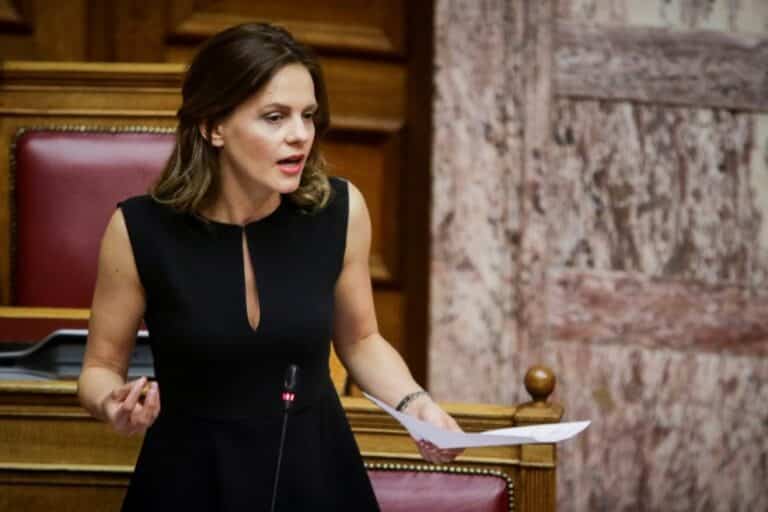 Αχτσιόγλου: Αποχωρεί από τη Βουλή αλλά παραμένει στην πρώτη γραμμή της πολιτικής