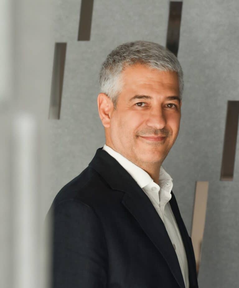 ΔΕΗ και Vodafone σχεδιάζουν κοινή εταιρεία για οπτικές ίνες στην Ελλάδα