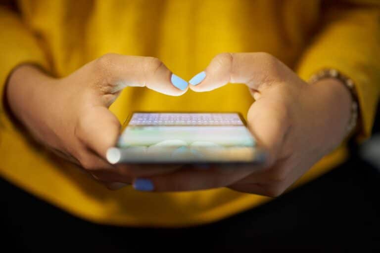 Τα smartphones ρίχνουν τις γεννήσεις; Τι δείχνουν οι νέες μελέτες